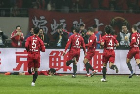 上海上港势不可挡，赢得多场连胜()